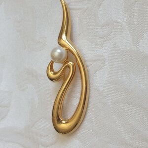Vintage Swirl Ribbon 80s Style Brooch Pin Faux Pearl Goldtone